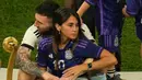 Pemain Argentina Lionel Messi memeluk istrinya Antonela Roccuzzo usai mengalahkan Prancis pada pertandingan sepak bola final Piala Dunia 2022 di Stadion Lusail, Lusail, Qatar, 18 Desember 2022. Argentina menang 4-2 atas Prancis melalui drama adu penalti setelah pertandingan berakhir imbang 3-3. (AP Photo/Francisco Seco)