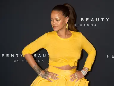 Penyanyi seksi Rihanna menghadiri peluncuran Fenty Beauty by Rihanna di Duggal Greenhouse, New York, Kamis (7/9).Di ajang tersebut, penyanyi 29 tahun asal Barbados itu pun tampil berani tanpa bra. (AFP PHOTO / Bryan R. Smith)