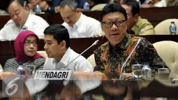Menteri Dalam Negeri Tjahjo Kumolo (kanan) saat mengikuti rapat kerja dengan Komisi II DPR, di Kompleks Parlemen, Jakarta, Selasa (19/7). Rapat tersebut membahas R-APBN 2017. (Liputan6.com/Johan Tallo)