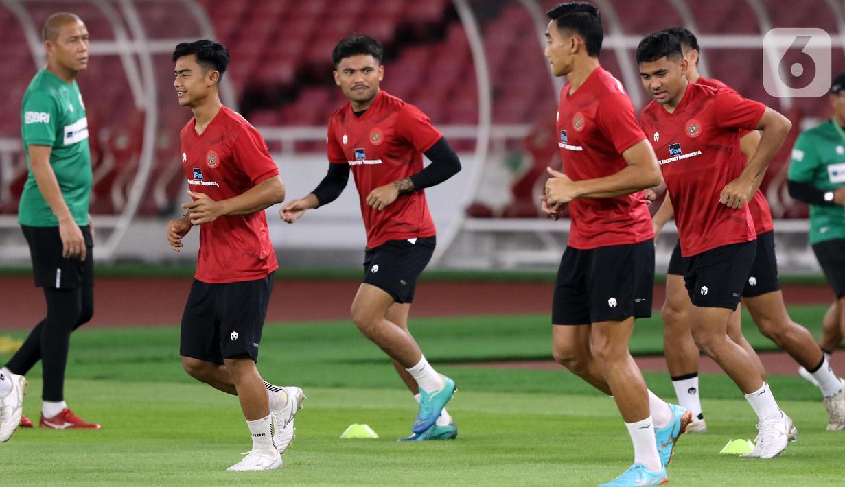 Pemain Timnas Indonesia melakukan sesi latihan resmi jelang laga FIFA Matchday melawan Argentina di Stadion Utama Gelora Bung Karno, Jakarta, Minggu (18/6/2023).(Liputan6.com/Helmi Fithriansyah)
