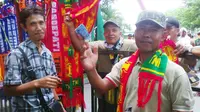 Pedagang suvenir di Stadion Manahan, Solo, ikut menikmati fenomena PS TNI di Piala Jenderal Sudirman. (Bola.com/Robby Firly)