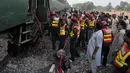 Petugas penyelamat bersiap mengevakuasi korban dari reruntuhan dua kereta yang bertabrakan di Multan, Pakistan, Kamis (15/9). Pejabat Kereta Api mengatakan, inisiden mematikan itu terjadi akibat kelalaian masinis kereta penumpang. (REUTERS/Khalid Chaudry)