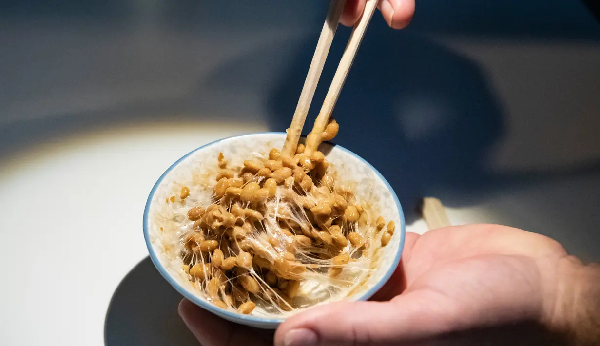 <p>Natto, makanan hasil fermentasi kacang kedelai ditampilkan dalam Disgusting Food Museum atau Museum Makanan menjijikan di Malmo, Swedia, 4 November 2018. Pameran itu menampilkan 80 makanan paling menjijikkan di dunia. (Johan NILSSON/TT NEWS AGENCY/AFP)</p>