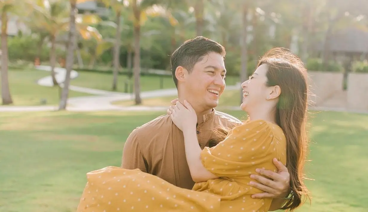 Hal itu diungkapkan Samuel yang kini ternyata lebih sering ditemui di Bali ketimbang Ibu Kota. Tak ketinggalan sang istri, Franda dengan kedua putrinya yang menggemaskan. (Liputan6.com/IG/@frandaaa87).