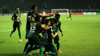 Persebaya merayakan gol Robertino Pugliara saat menjamu Perseru di Stadion GBT, Surabaya, Minggu (25/3/2018). (Bola.com/Aditya Wany)