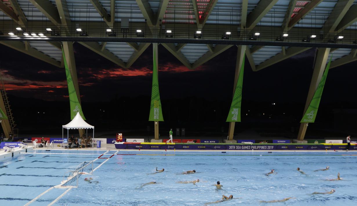 Suasana laga antara Indonesia melawan Malaysia pada cabang polo air SEA Games 2019 di Aquatic Center, Clark, Jumat (29/11). Indonesia berhasil meraih emas perdana dari cabang polo air. (Bola.com/M Iqbal Ichsan)