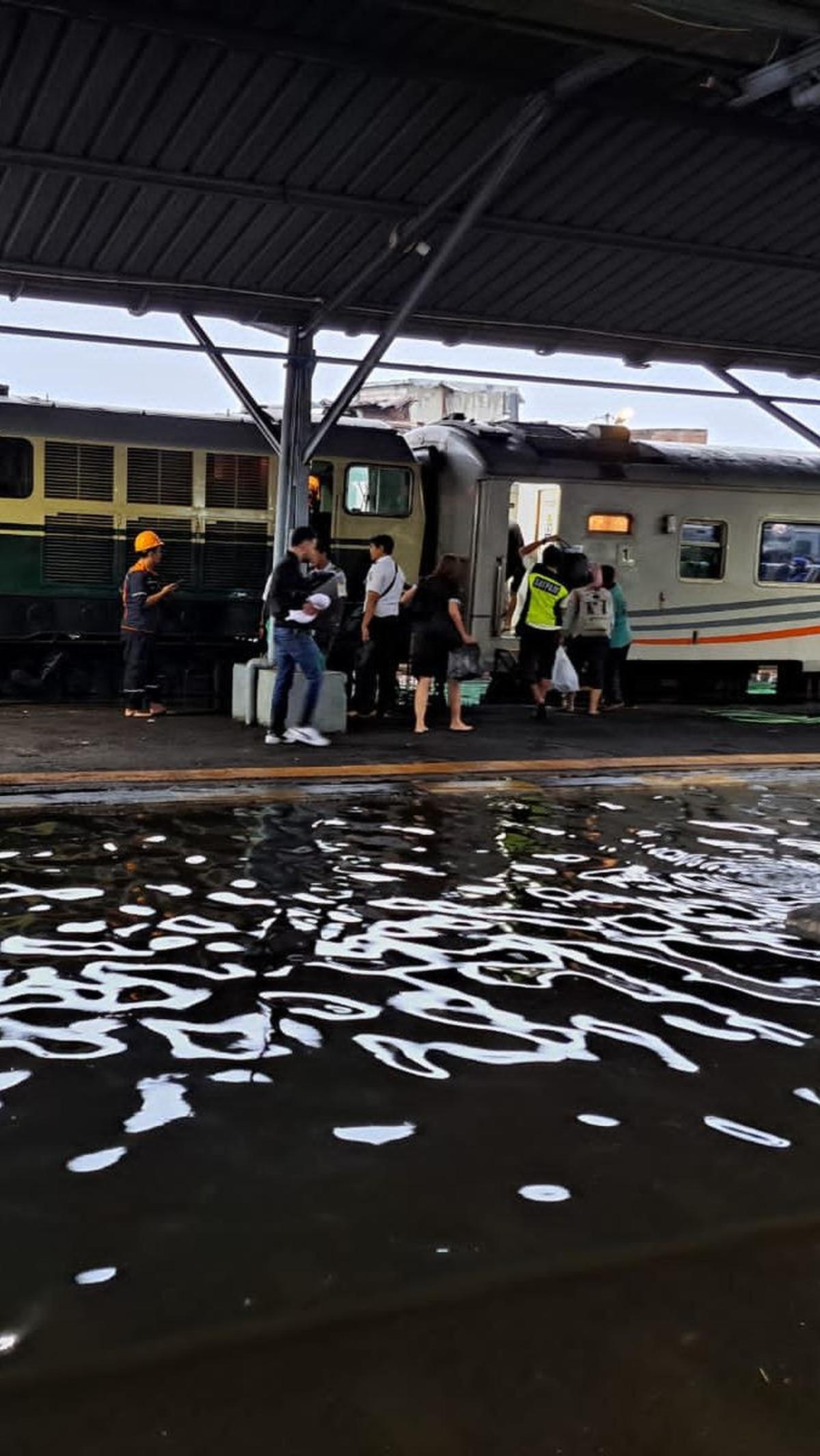 Banjir Semarang ini turut merendam Stasiun Tawang. Genangan banjir tampak menutupi rel dan nyaris menenggelamkan tempat duduk penumpang di ruang tunggu stasiun.&nbsp;Foto: Merdeka.com/Danny Adriadhi Utama