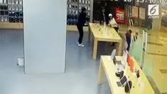 Sebuah pintu kaca toko ponsel di Sinchuan, China, pecah dan melukai salah satu wajah bocah.