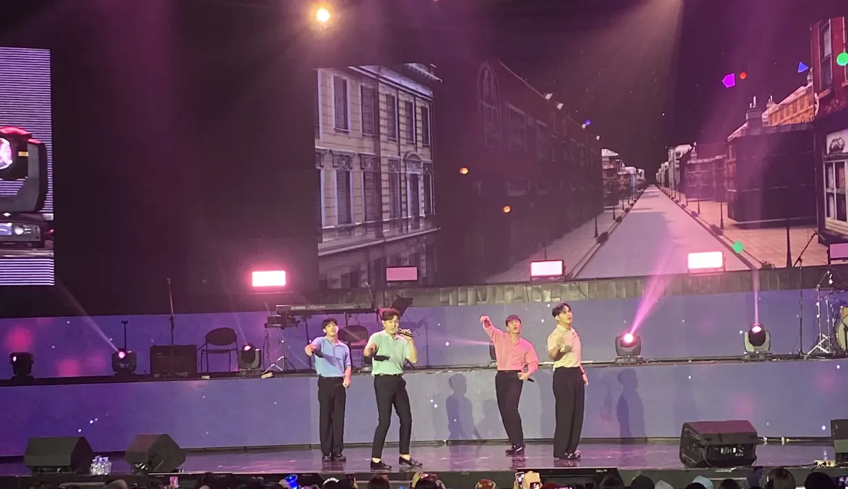 <p>Keempatnya pun menata rambut pendek warna hitam yang nampak rapi. Hanya Eunkwang yang mengenakan poni pada konser tersebut.</p>