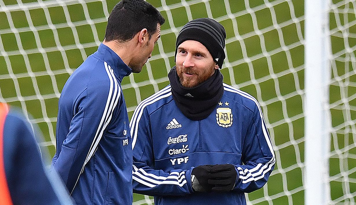 Lionel Messi (kanan) berdiskusi dengan rekannya saat sesi latihan di City Football Academy, Manchester, (20/3/2018). Argentina akan melawan Italia pada laga persahabatan di Etihad Stadiu. (AFP/Anthony Devlin)