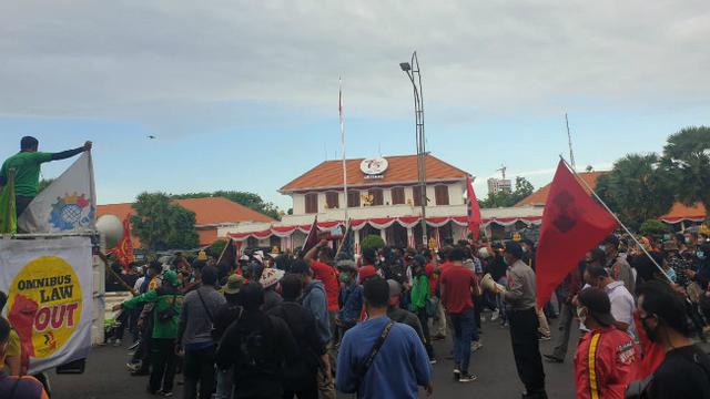 Tuntutan Kspi Jatim Demo Ump Dan Tolak Uu Cipta Kerja Di Surabaya Surabaya Liputan6 Com