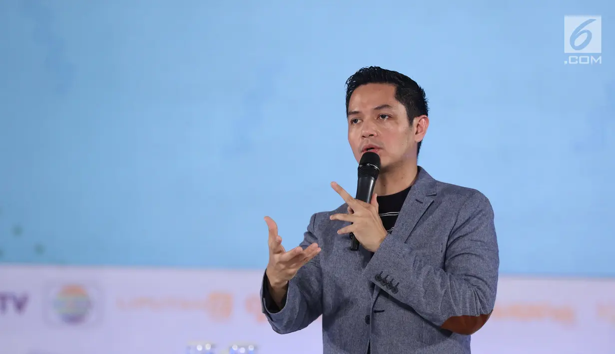 Creativepreneur sekaligus aktor Dude Harlino berbicara dalam Emtek Goes To Campus (EGTC) 2018 di Universitas Gadjah Mada (UGM), Yogyakarta, Rabu (17/10). Dude juga berbagi tips dan trik menjadi wirausahawan sukses. (Liputan6.com/Herman Zakharia)
