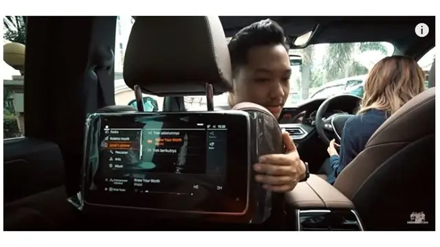 Aurel dan Azriel juga menjajal mobil tersebut, keduanya menunjukkan fasilitas mewah yang ada di dalamnya.