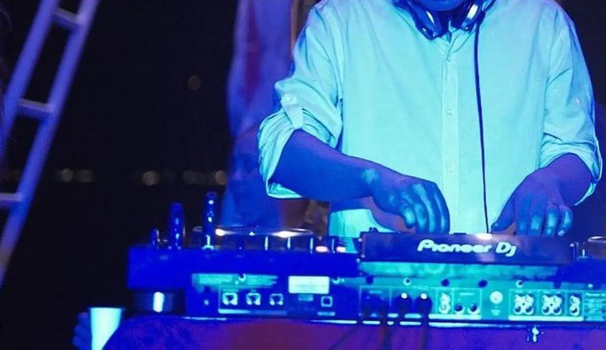 Max Adam bekerja sebagai Brand Manager salah satu perusahaan alat DJ berskala internasional yang memiliki cabang di Indonesia.  (instagram.com/maxadamkamil)