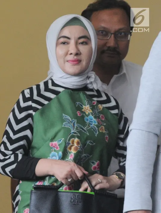 Ekspresi Dirut Pertamina Nicke Widyawati usai menjalani pemeriksaan oleh penyidik di Gedung KPK, Jakarta, Senin (10/6/2019). Nicke diperiksa sebagai saksi untuk tersangka mantan Dirut PLN Sofyan Basir terkait kasus dugaan suap proyek pembangunan PLTU Riau-1. (merdeka.com/Dwi Narwoko)