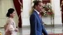 Presiden  Joko Widodo bersama ibu negara Iriana bersiap menyambut  sejumlah tamu negara di Istana Merdeka, Minggu (20/10/2019). okowi akan kembali dilantik sebagai Presiden bersama Ma'ruf Amin yang terpilih menjadi Wakil Presiden RI periode 2019-2024, Minggu (20/10/2019). (AP Photo/Dita Alangkara)