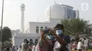 Umat muslim berswafoto usai melaksanakan shalat Idul Fitri 1442 H di Lapangan Masjid Agung Al Azhar, Jakarta, Kamis (13/5/2021). Ribuan umat muslim melaksanakan shalat Idul Fitri 1442 H di Lapangan Masjid Agung Al Azhar dengan menerapkan protokol kesehatan ketat. (Liputan6..com/Helmi Fithriansyah)