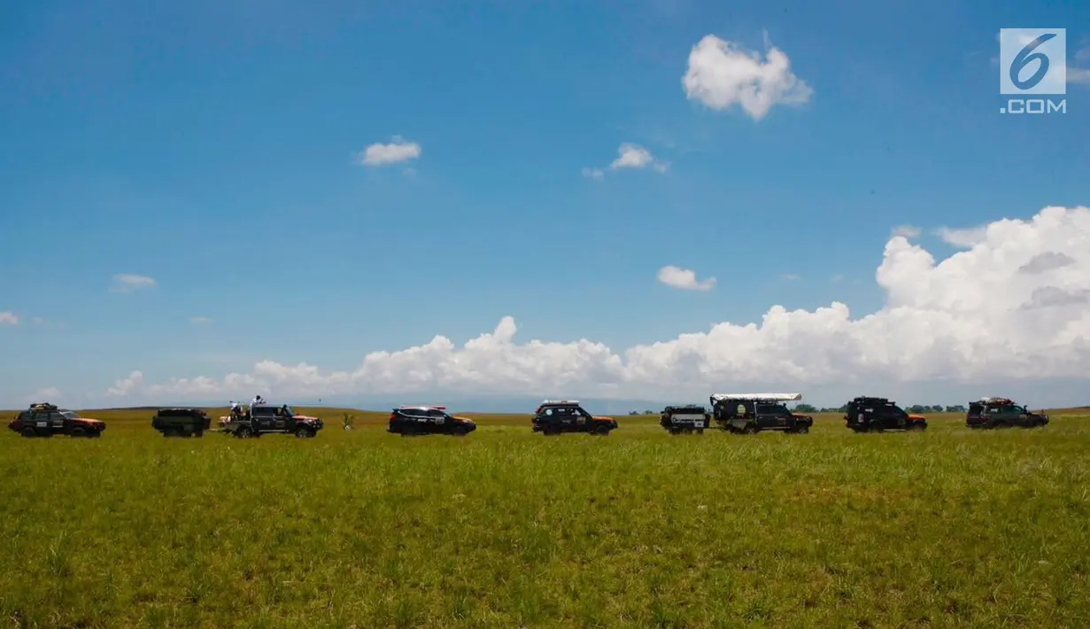 Peserta overland menjelajah savana Bombana pada hari kedua Indonesia Offroad Expedition (IOX) Celebes 2017, Sulawesi Tenggara, Minggu (8/10). Rangkaian kegiatan IOX 2017 akan berlangsung hingga 21 Oktober mendatang. (Liputan6.com/Pool/Ridhwan Siregar)