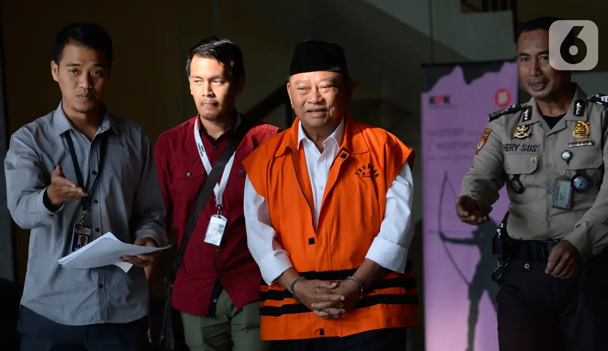 Bupati Sidoarjo Saiful Ilah (kedua kanan) usai menjalani pemeriksaan penyidik KPK di Gedung KPK, Jakarta, Kamis (23/1/2020). Saiful Ilah diperiksa sebagai tersangka terkait dugaan menerima suap dalam proyek infrastruktur di Dinas PUPR Kabupaten Sidoarjo. (merdeka.com/Dwi Narwoko)