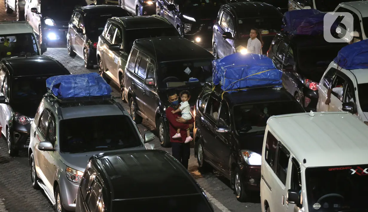 <p>Seorang pria sambil menggendong anak melintas di antara mobil pribadi yang akan menyeberang ke Pulau Sumatera terjebak kemacetan sebelum masuk ke kapal "Roll on-Roll off" (RoRo) di Pelabuhan Merak, Banten, Kamis (28/4/2022). Jelang hari raya Idul Fitri, pemudik dengan kendaraan bermotor mulai memadati Pelabuhan Merak. Penumpukan kendaraan ini menyebabkan terjadinya antrean kendaraan yang panjang. (Liputan6.com/Angga Yuniar)</p>
