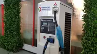 Sistem pengisian baterai kendaraan listrik di SPLU mulai diperkenalkan di Indonesia. (Herdi/Liputan6.com)