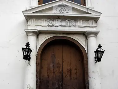 Pintu Gereja Sion yang berada di sudut Jalan Pangeran Jayakarta, Taman Sari, Jakarta Barat, Jumat (23/12/2022). Gereja Sion atau dikenal juga dengan nama Portygeesche Buintenkerk yang usianya mencapai 326 tahun. Namanya Gereja Portugis, bukan berati didirikan oleh orang Portugis, melainkan orang Belanda. Setelah Indonesia Merdeka, Portugreesche Buitenkerk berganti nama menjadi Gereja Portugis. (Liputan6.com/Johan Tallo)