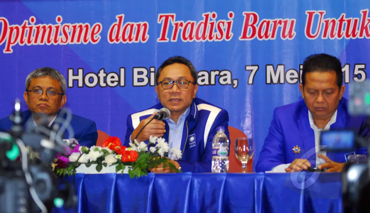 Ketua Umum PAN, Zulkifli Hasan (tengah) seusai penutupan Rakernas I DPP PAN, di Jakarta, Kamis (7/5/2015). Rakernas tersebut membahas mengenai konsolidasi persiapan pemilihan kepala daerah serentak 2015. (Liputan6.com/Helmi Afandi)