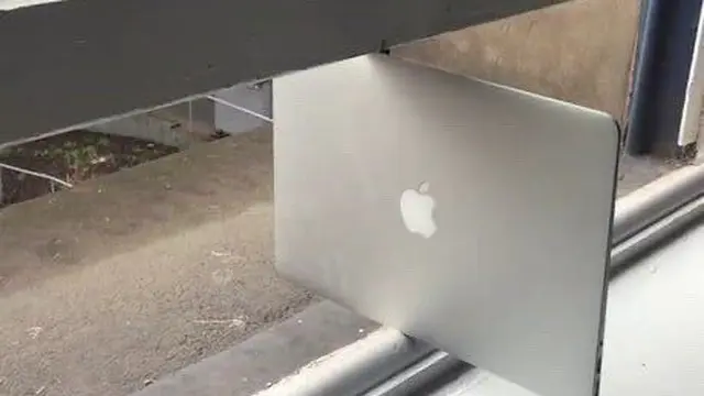 7 Potret Nyeleneh Ganjal Jendela, Ada yang Pakai Laptop Mahal