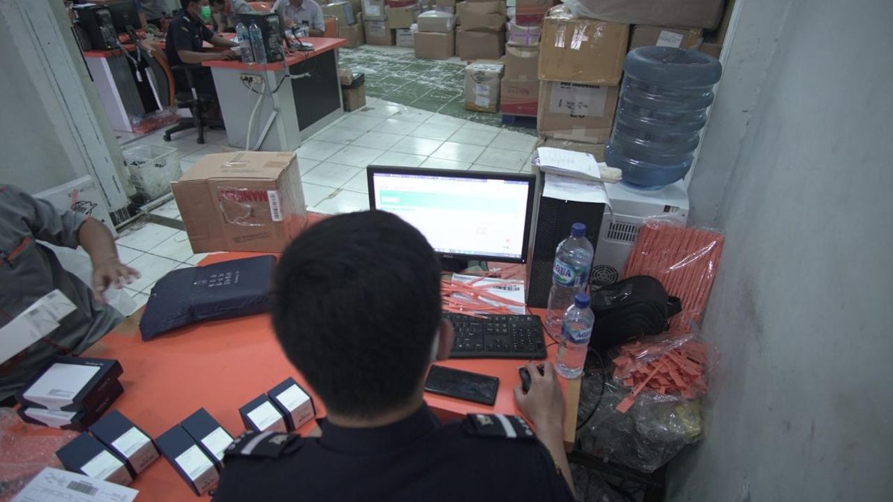 Bea Cukai melakukan pemeriksaan pabean secara selektif terhadap barang kiriman berdasarkan manajemen risiko. Pemeriksaan pabean meliputi pemeriksaan fisik barang dan penelitian dokumen.<br>
