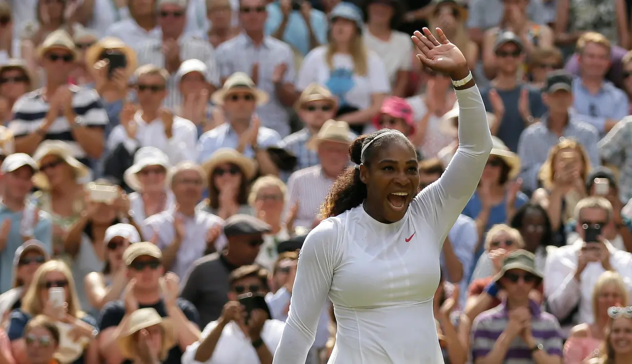 Petenis AS, Serena Williams berselebrasi setelah menang atas petenis Jerman, Julia Gorges pada semifinal Wimbledon 2018 di London, Kamis (12/7). Mantan petenis nomor 1 dunia itu melaju ke semifinal usai mengalahkan Goerges 6-2, 6-4. (AP/Tim Ireland)