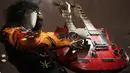 Gitar double-neck yang dimainkan oleh Jimmy Page dari grup musik rock Led Zeppelin ditampilkan pada pameran Play It Loud: Instruments of Rock & Roll di Metropolitan Museum of Art di New York, 1 April 2019. Pameran instrumen ini dibuka untuk umum mulai 8 April hingga 1 Oktober 2019 (AP/Seth Wenig)