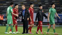 Pelatih Timnas Vietnam, Park Hang-seo, dengan pemainnya setelah laga di Piala Asia 2019. (AFP/Khaled Desouki)
