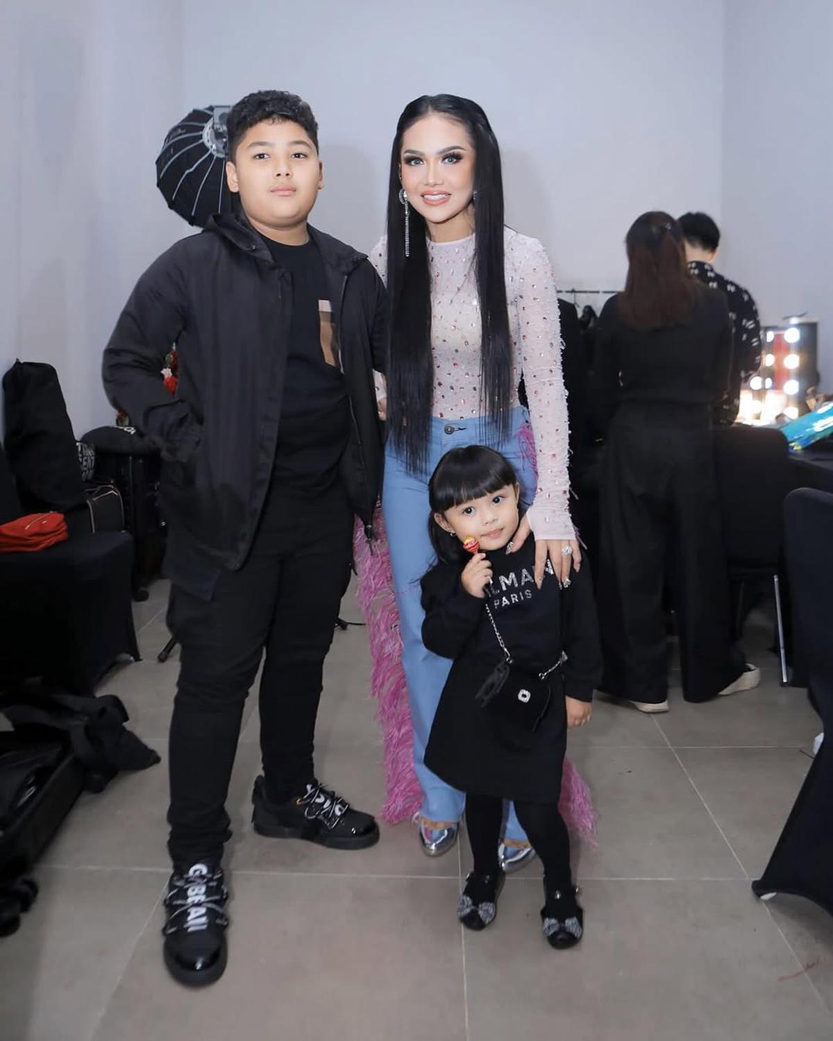 Potret Krisdayanti Dapat Dukungan Keluarga Tercinta Sebelum Konser Super Diva