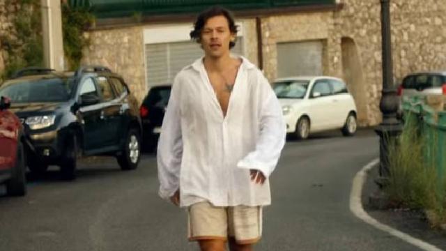 6 Potret Fesyen Harry Styles dalam Video Klip Golden 