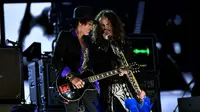 Dua pentolan Aerosmith, Joe Perry dan Steven Tyler, tampil di the 62nd Annual GRAMMY Awards di STAPLES Center (26/1/2020). (AFP/Emma McIntyre)