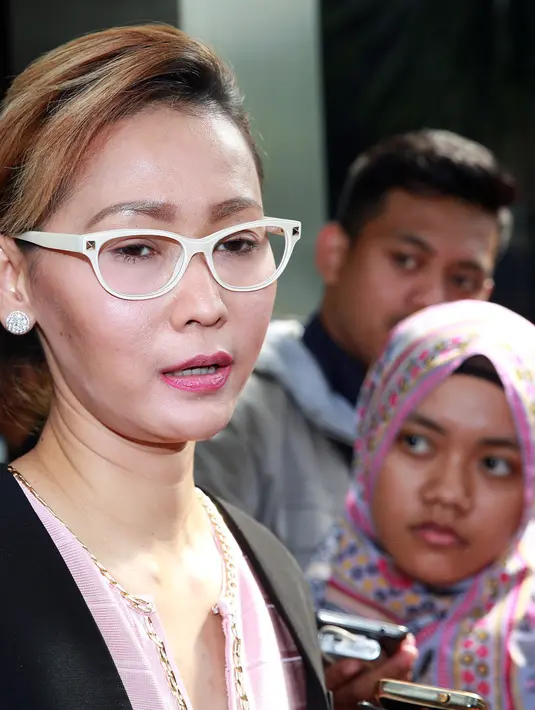 Kedatangan Inul yang didampingi kuasa hukumnya ke Polda Metro Jaya untuk mengklarifikasi laporannya terhadap Andar pada 13 November lalu. (Deki Prayoga/Bintang.com)