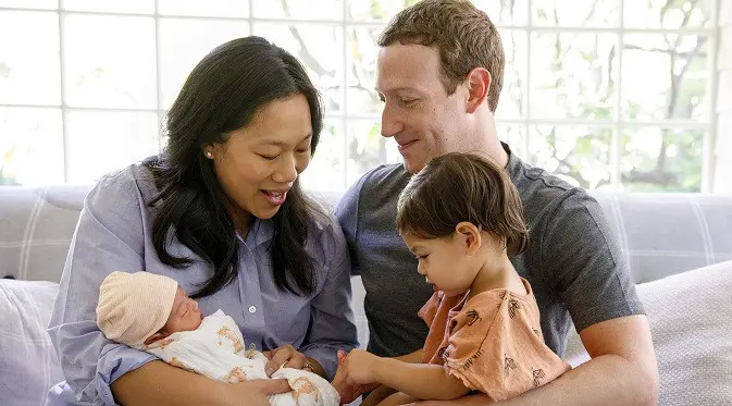 Potret Mark Zuckerberg bersama sang istri, Priscilla Chan dan putri pertama Max, serta putri kedua yang baru lahir: August. Foto; Facebook