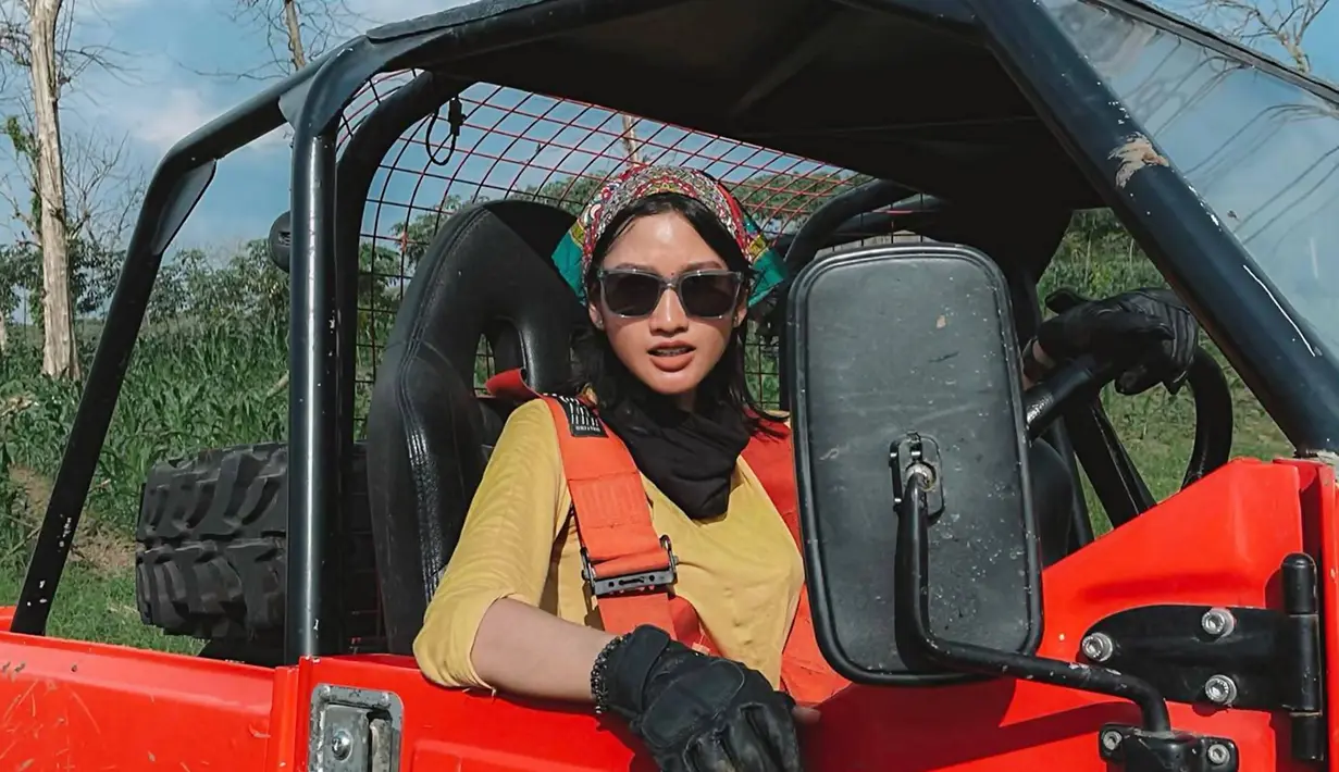 Sebelumnya dikenal sebagai presenter acara petualangan, Claresta Taufan kerap unggah momen saat jalan-jalan ke berbagai wilayah Indonesia. Ia pun kerap tampil layaknya seorang bagpacket dan tampil menawan. (Liputan6.com/IG/@clarestaufan)