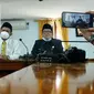 Anggota DPRD Blora HM Warsit dengan didampingi Wakil Ketua DPRD Blora Siswanto  ketika diwawancai sejumlah awak media. (Liputan6.com/Ahmad Adirin)