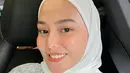 Dara Arafah sering tampil dengan gaya busana hijab yang kasual di berbagai kesempatan. Banyak netizen yang menyebut jika Dara Arafah terlihat makin cantik dan menawan. (Instagram/daraarafah)