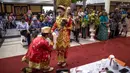 Pasangan pengantin saat mengikuti nikah massal di Surabaya, Jawa Timur, Rabu (18/12/2019). Sebanyak 60 pasangan pengantin mengikuti nikah massal yang digelar Dinas Sosial Kota Surabaya. (JUNI KRISWANTO/AFP)