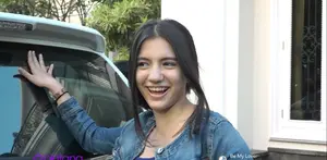 Apa saja peralatan yang dibawa Cassandra Lee dalam mobilnya?