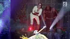Pemeran 'Wiro Sableng', Vino Bastian (kiri) bersama Fariz Alfarizi sebagai Bujang Gila Tapak Sakti beraksi dalam acara IBOMA 2018 di STUDIO 6 EMTEK CITY, Jakarta, Jumat (23/3). (Liputan6.com/Herman Zakharia)