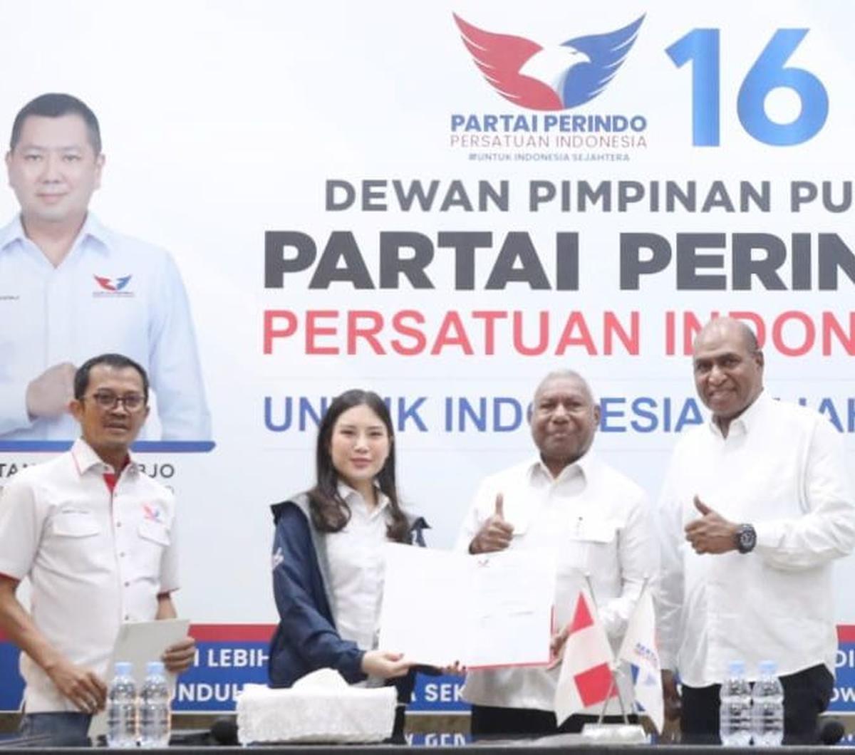 Ketua Desk Pilkada DPP Partai Perindo Angela Tanoesoedibjo (kedua kiri) didampingi Sekjen Partai Perindo Ahmad Rofiq (kiri) menyerahkan surat rekomendasi kepada pasangan&nbsp;Dominggus Mandacan dan Mohamad Lakotani Sirua untuk maju di Pilgub Papua Barat 
