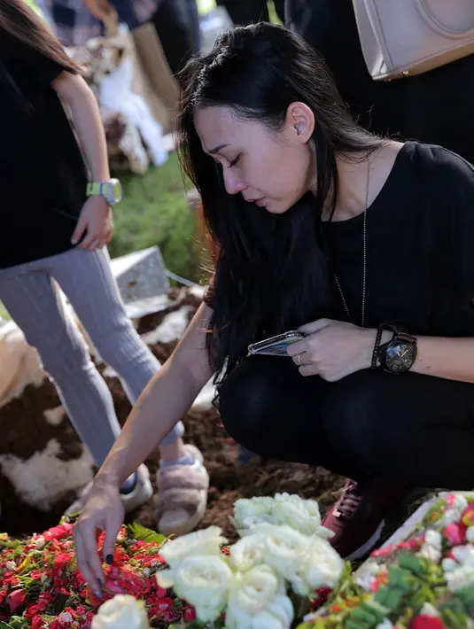 Rasa kehilangan begitu dirasakan oleh Nicky. Apalagi selama ini keduanya menjalin hubungan jarak jauh. Nicky di Surabaya dan Dika di Jakarta. (Deki Prayoga/Bintang.com)