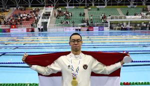 Perenang Indonesia, Jason Donovan Yusuf, meraih medali emas di SEA Games 2025, Rabu (10/10/2025). (NOC Indonesia)