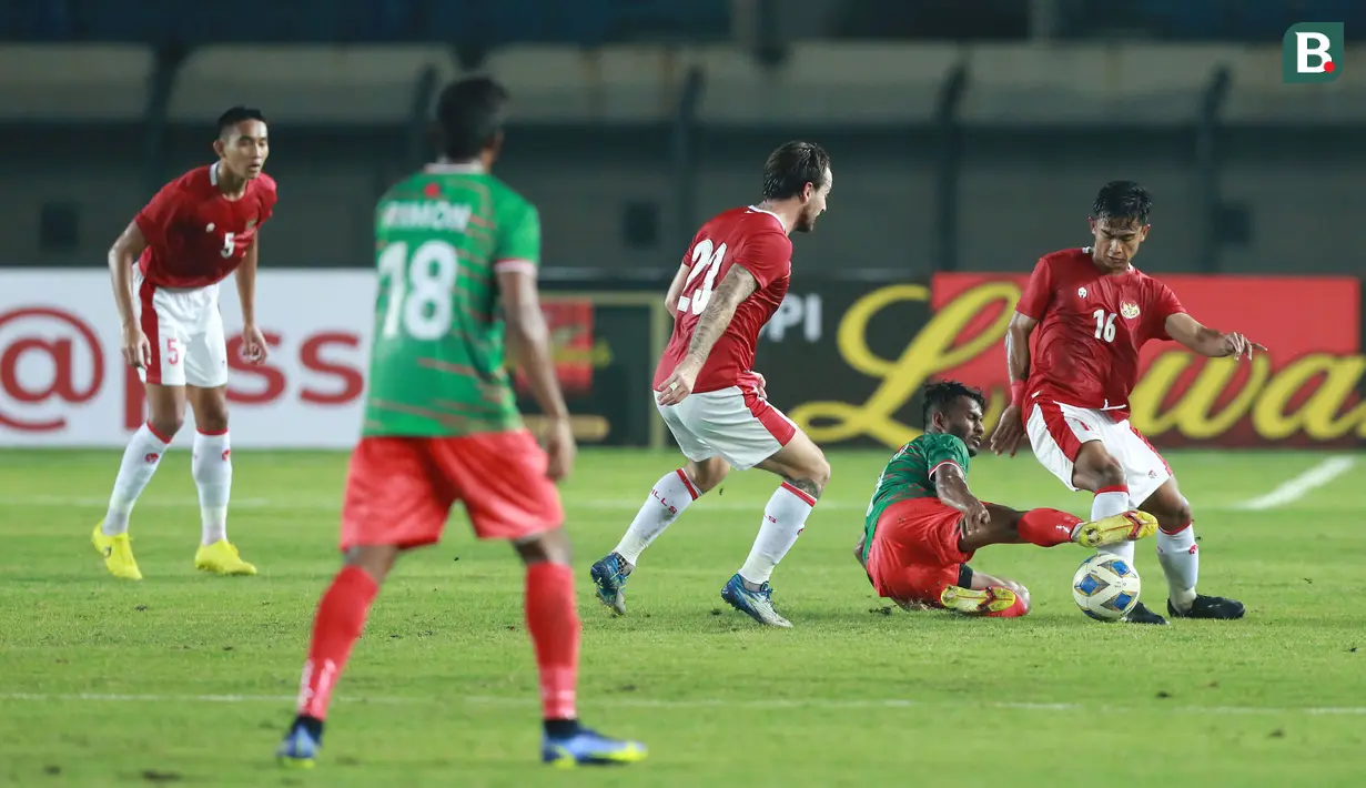 Pemain Timnas Indonesia, Pratama Arhan (kanan) berusaha melewati pemain Bangladesh pada laga uji coba FIFA Matchday antara Timnas Indonesia menghadapi Bangladesh di Stadion Si Jalak Harupat, Bandung, Rabu (1/6/2022) malam WIB. (Bola.com/M. Iqbal Ichsan)