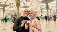 Erina Gudono Hamil, Kaesang Unggah Foto Bareng Istri dan Calon Anak Berlatar Tanah Suci