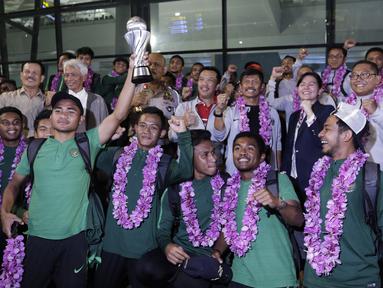 Penyambutan para pemain Timnas Indonesia usai menjadi juara Piala AFF U-22 2019 saat tiba di Bandara Soetta, Tanggerang, Rabu (27/2). Timnas Indonesia mendapatkan bonus sebesar 2,1 milliar rupiah dari Kemenpora. (Bola.com/Yoppy Renato)
