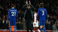 Pelatih Chelsea, Antonio Conte (tengah) usai pertandingan melawan Arsenal pada lanjutan Liga Inggris di Emirates Stadium, London (3/1). Sempat unggul 2-1 di menit 84, Chelsea akhirnya bermain imbang 2-2 atas Arsenal. (AFP Photo/Ian Kington)